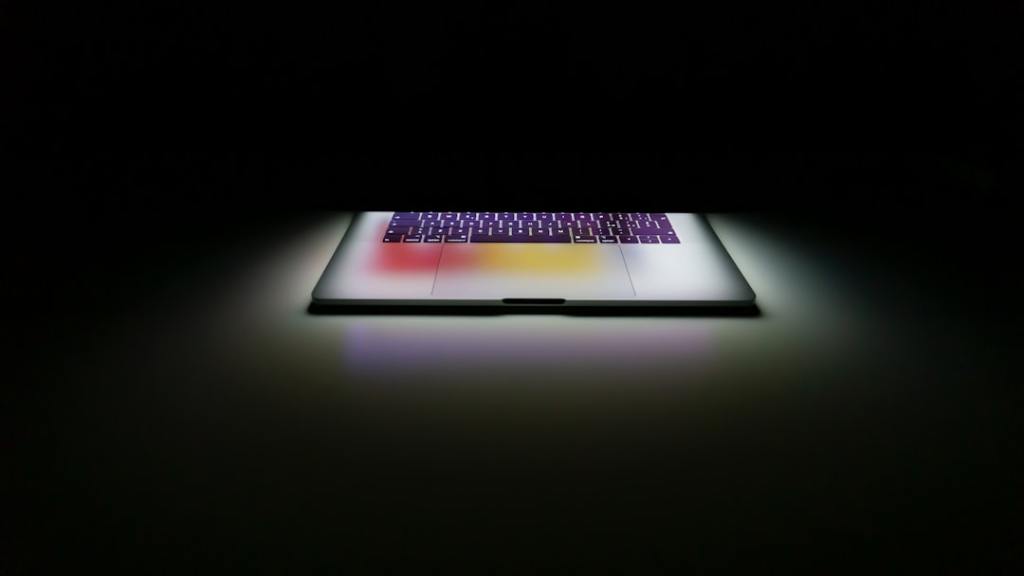 Future Tech: M6 MacBook Pro’s Touchscreen OLED Sparks&nbsp;Debate