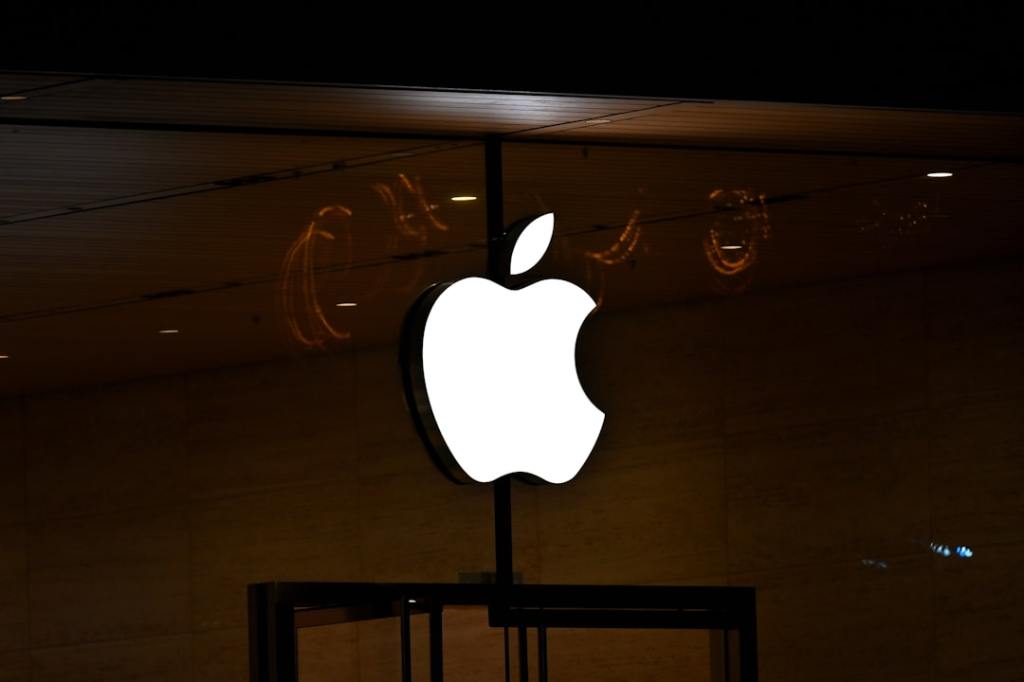 MacBook Ultra: Apple’s Next Leap with OLED Touch&nbsp;Panel?