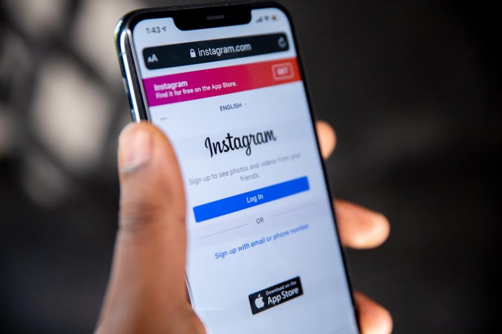 Instagram Launches Disappearing Instants to Rival&nbsp;Snapchat
