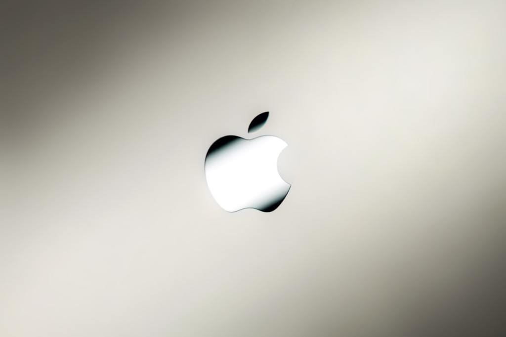 Apple Boosts iPhone Sales Amid US Smartphone&nbsp;Decline